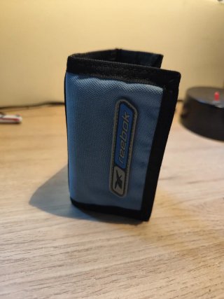 Cartera Reebok azul y negra