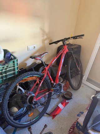 Bicicleta de montaña RACER roja