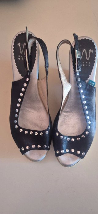 Sandalias de cuña Sarah World negras