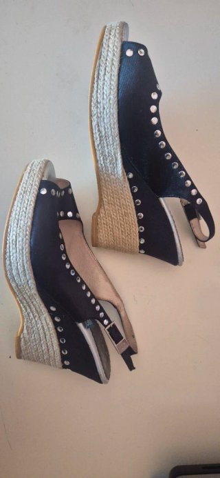 Sandalias de cuña Sarah World negras