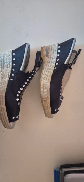 Sandalias de cuña Sarah World negras
