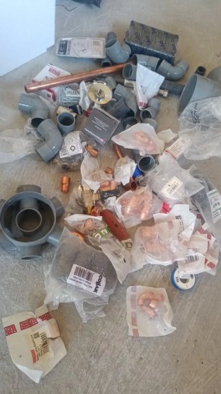 Lote de piezas de fontanería y cobre