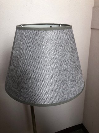 Lámpara de pie metálica dorada