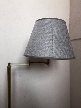 Lámpara de pie metálica dorada