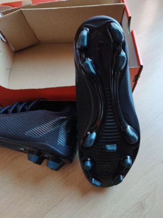 Botas de fútbol Nike negras talla 37.5