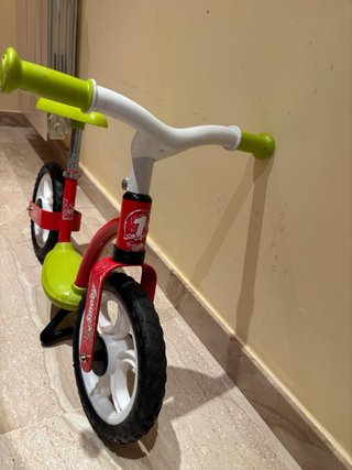 Bicicleta sin pedales Smoby roja y verde