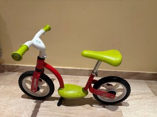 Bicicleta sin pedales Smoby roja y verde