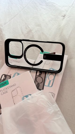 3 Fundas ESR Flickstand iPhone 16 Pro MagSafe