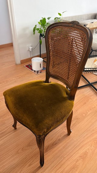 Silla Vintage Madera Tallada Rattan y Terciopelo