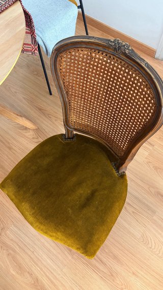 Silla Vintage Madera Tallada Rattan y Terciopelo