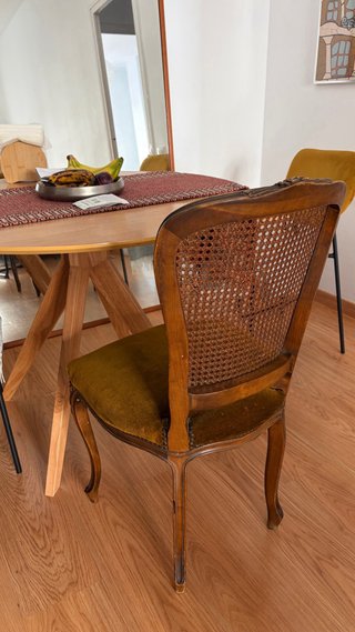 Silla Vintage Madera Tallada Rattan y Terciopelo