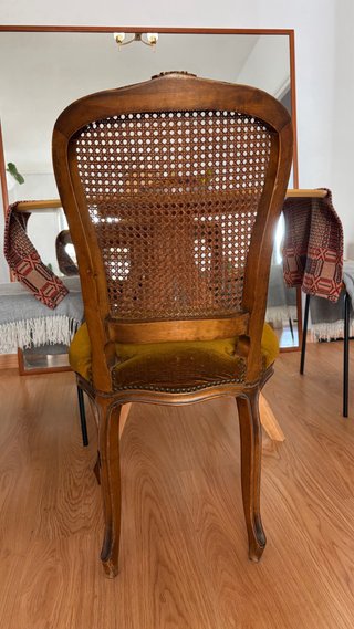 Silla Vintage Madera Tallada Rattan y Terciopelo