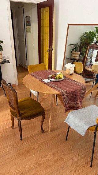 Silla Vintage Madera Tallada Rattan y Terciopelo