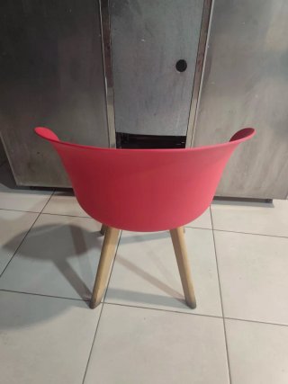 Silla roja moderna con asiento negro