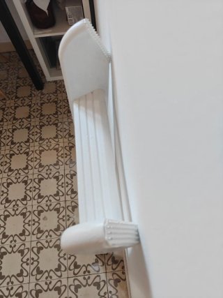 Escalera auxiliar blanca funciona como estantes