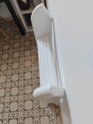 Escalera auxiliar blanca funciona como estantes
