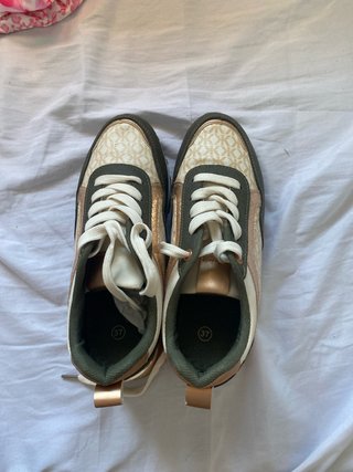 Tenis Deportivos Dorados y Verdes Talla 37