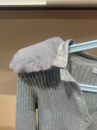 Chaquetilla de punto azul con cuello de pelo