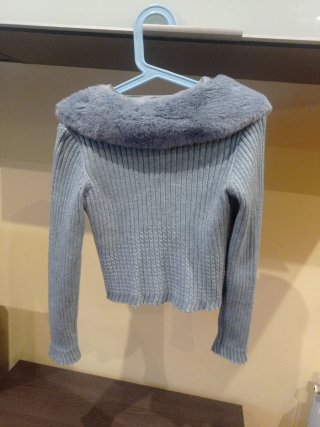 Chaquetilla de punto azul con cuello de pelo