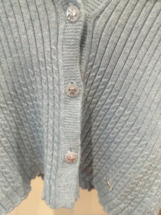 Chaquetilla de punto azul con cuello de pelo