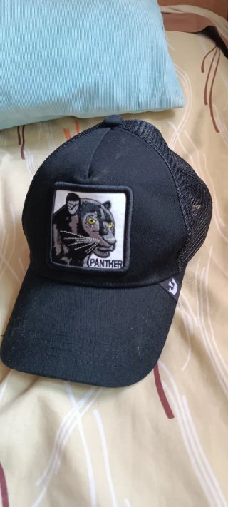 Gorra Negra con Parche de Pantera