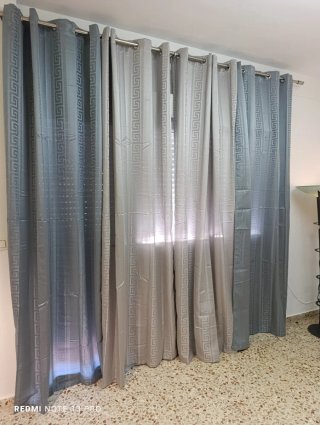 Cortinas grises con diseño griego