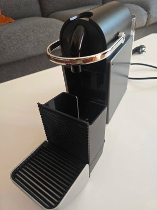 Cafetera Nespresso Krups Pixie negra y gris