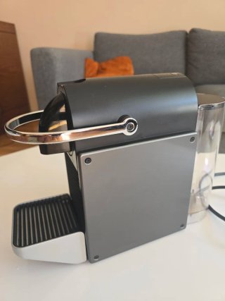 Cafetera Nespresso Krups Pixie negra y gris
