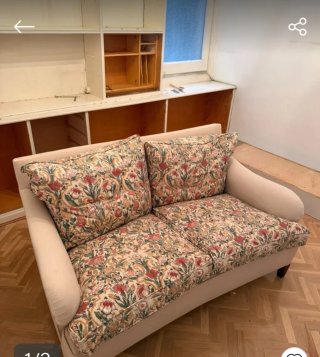 Sofá de 2 plazas con estampado floral, como nuevo.