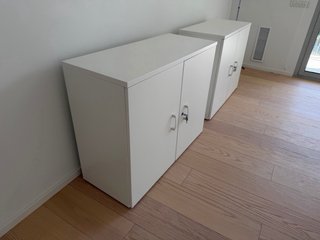 2 Armarios blancos con estanterías