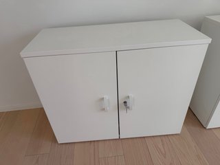 2 Armarios blancos con estanterías