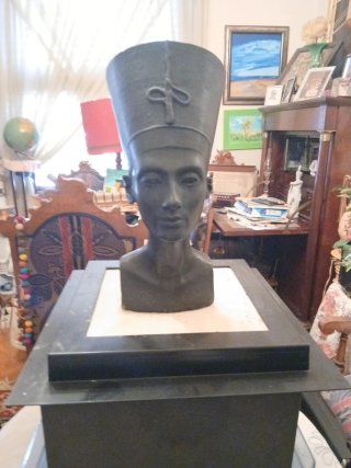 Busto de Nefertiti con Soporte y Placa