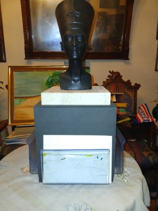 Busto de Nefertiti con Soporte y Placa