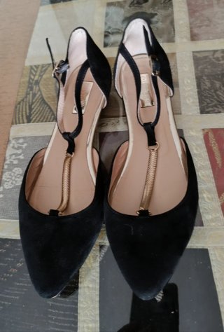 Zapatos Negros con Detalle Dorado