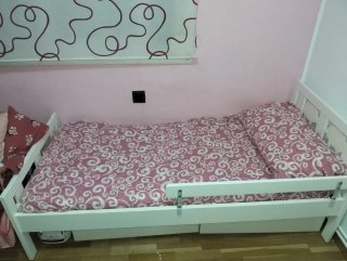 Cama infantil de madera con diseño de ovejas