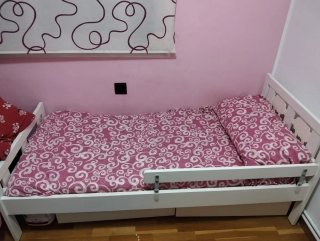 Cama infantil de madera con diseño de ovejas