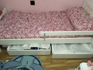Cama infantil de madera con diseño de ovejas