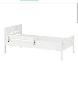Cama infantil de madera con diseño de ovejas