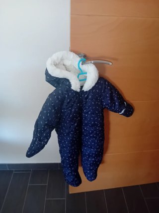 Pack de buzo de 9 meses y manta beige. Muy calenti