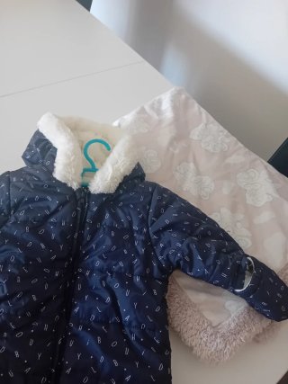 Pack de buzo de 9 meses y manta beige. Muy calenti