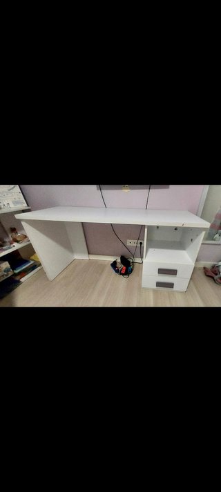 Escritorio blanco casi nuevo