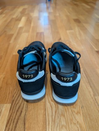 Zapatillas deportivas negras y blancas 1973