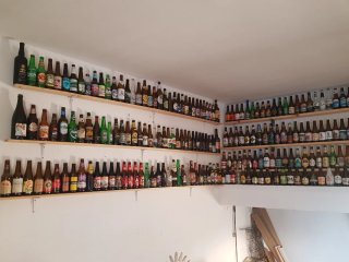 Colección de botellas de cerveza para atrezzo
