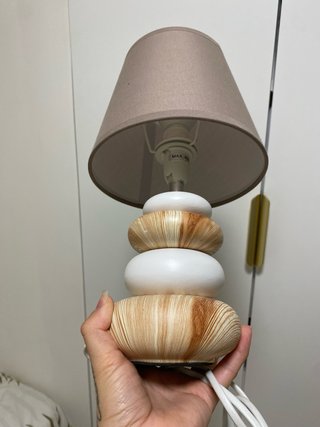 Lámpara de mesa apilada madera y tela