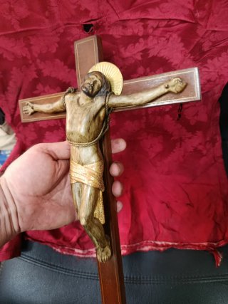 Crucifijo antiguo de la escultora Lucienne Euvelma