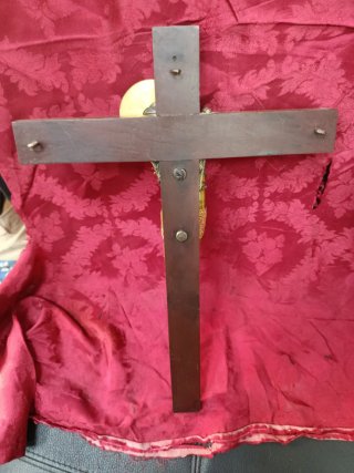 Crucifijo antiguo de la escultora Lucienne Euvelma