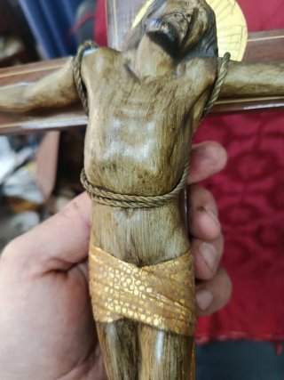 Crucifijo antiguo de la escultora Lucienne Euvelma
