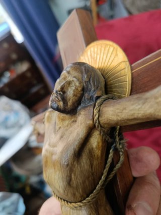Crucifijo antiguo de la escultora Lucienne Euvelma