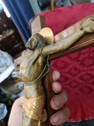 Crucifijo antiguo de la escultora Lucienne Euvelma