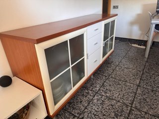 Cómoda de comedor de madera y cristal